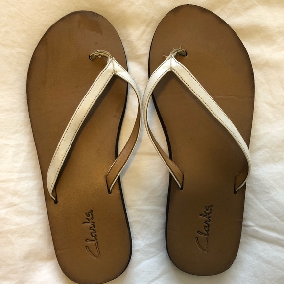 clarks leather flip flops womens